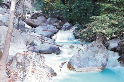 Sarısu Şelalesi görenleri büyülüyor! Türkiye'de olduğuna inanamayacaksınız...