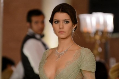 Beren Saat'in yüzündeki değişim dikkat çekti!