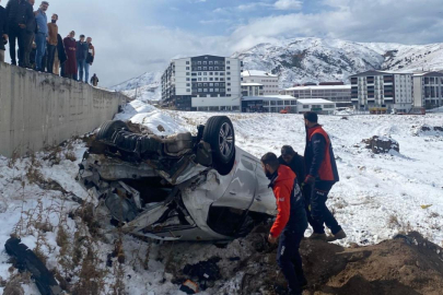 Yayaya çarpan otomobil 2 metrelik duvardan düştü: 1 ölü