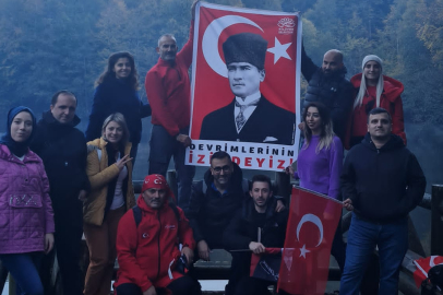 Bursalı dağcılar 29 Ekim Cumhuriyet Bayramı'nı Yedigöller'de kutladı