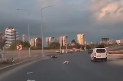 Mersin'de motosiklet refüje çarptı: 2 yaralı