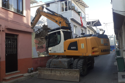 Bursa Koğukçınar'da tehlike saçan metruk bina yıkıldı