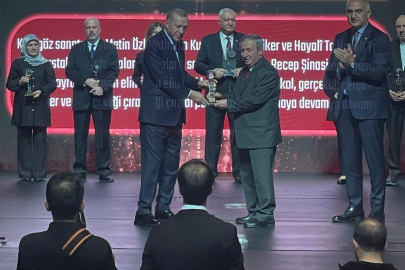 Bursalı Karagöz ustası Çelikkol ile çini sanatçısı Güven'e Yaşayan İnsan Hazinesi Ödülü!