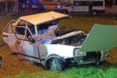 Sakarya'da iki otomobil kafa kafaya çarpıştı: Karı koca hayatını kaybetti