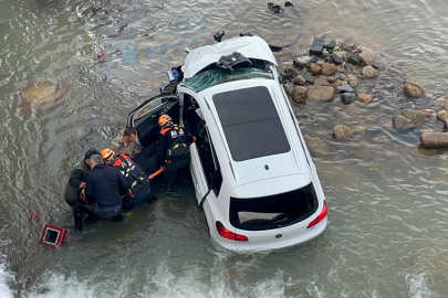 Rize’de öğrenci servisi ile çarpışan cip dereye uçtu