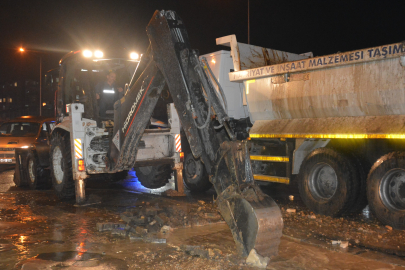 Ordu'da şebeke suyu patladı, asfalt yarıldı