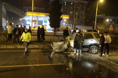 Malatya'da lastiği patlayan hafif ticari araç karşı şeride geçti