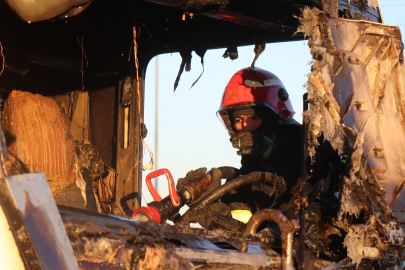 Sakarya'da park halindeki tır alev alev yandı