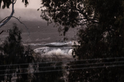 İşgalci İsrail, Lübnan'ın güneyinde ilk kez karadan saldırdığı beldede bir evi bombaladı
