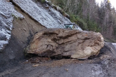Kastamonu’da düşen kaya yolu ulaşıma kapattı