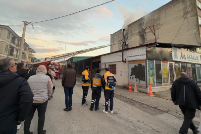 Sakarya'da şehrin göbeğinde korkutan yangın
