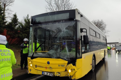 İETT otobüsü aydınlatma direği ile reklam panosuna çarptı
