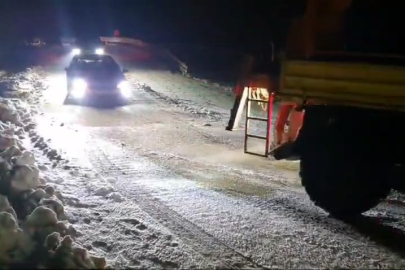 Elazığ’da yolda mahsur kalan araçlar kurtarıldı