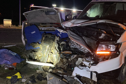 Aksaray’da feci kaza: Tofaş otomobil ikiye bölündü, baba ve kızı yaşamını yitirdi