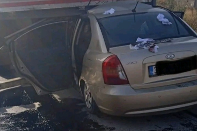 Hatay'da otomobil tırın altına girdi