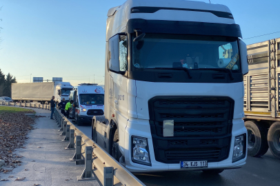 Kocaeli'de tır ile bariyer arasında kalan skuter sürücüsü yaralandı