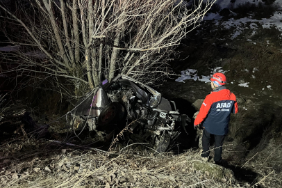 Tunceli'de kaza yapan araçta sıkışan genç, ekiplerin müdahalesiyle kurtarıldı