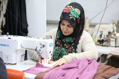 Bursa'da kadınlar, kurdukları kooperatif bünyesinde konfeksiyon ürünleri imal ediyor