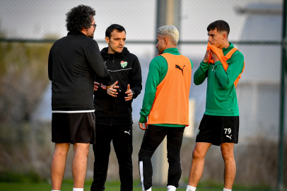 Bursaspor Teknik Direktörü Batalla'dan futbolculara pürdikkat ilgi!