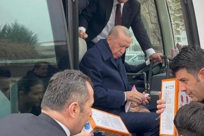 Cumhurbaşkanı Erdoğan çocuklara oyuncak dağıtıp harçlık verdi