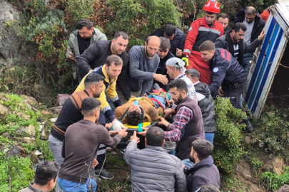 Kamyonet uçuruma yuvarlandı! 3 yaralı