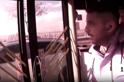 Otobüsü durdurup boğazına yiyecek kaçan kadının yardımına koştu