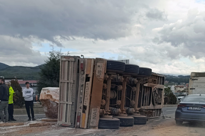 Muğla'da mermer blok taşıyan Tır’ın dorsesi karayoluna devrildi