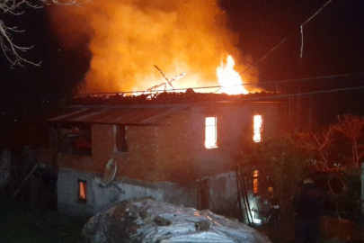 Trabzon'da 2 katlı ev alev alev yandı