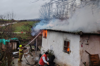 Balıkesir  Manyas'ta yangında bir ev tamamen yandı