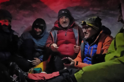 Bursalı dağcılardan -13 derecede kar mağarası kampı