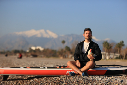 Denize düşen tavuğu sahiplendi!