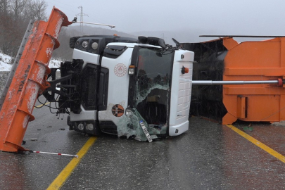 Kırklareli'nde kar küreme aracı devrildi