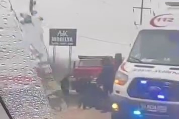 Sakarya'da kamyona çarpan otomobil, yol çalışması alanına devrildi: 2 yaralı
