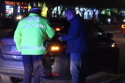 Antalya’da motosikletli polis timi ile otomobil çarpıştı