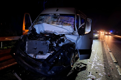 Antalya'da tur minibüsü tıra arkadan çarptı: 6 Alman turist ile sürücü yaralandı