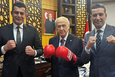Devlet Bahçeli boks eldivenlerini giydi, pozunu verdi!