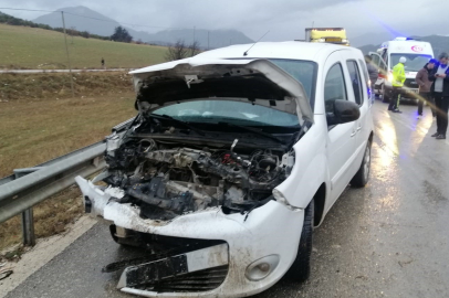 Isparta'da midibüs ile sivil polis aracı çarpıştı