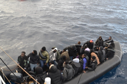 İzmir açıklarında 32 düzensiz göçmen yakalandı