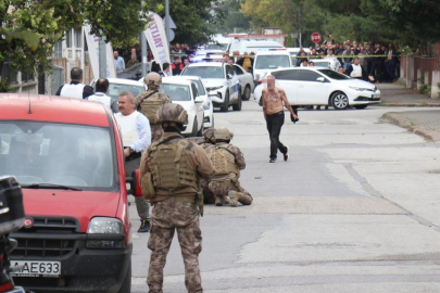 Sakarya'da vahşet! Eski polis, sevgilisini boğazından defalarca bıçakladı!