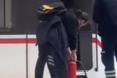 İzmir metrosunda panik dolu anlar! Dumanlar yükseldi, yolcular kaçıştı