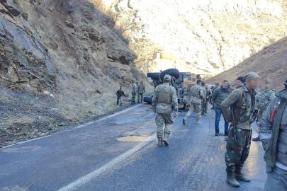 Şırnak'ta askeri araç buzlanma nedeniyle devrildi: 2 yaralı