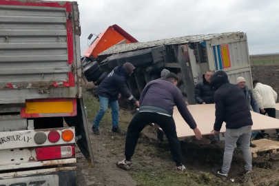 Tekirdağ'da kontrolden çıkan kamyon tarlaya devrildi