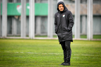 Bursaspor Teknik Direktörü Batalla'nın gözünden hiçbir şey kaçmıyor!