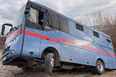 Çorum'da hükümlü taşıyan nakil aracı kaza yaptı