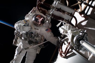 Uzayda mahsur kalan astronotlardan biri 7 ayın ardından uzay yürüyüşüne çıktı