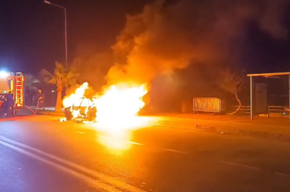 Antalya'daki seyir halindeki otomobil alev alev yandı