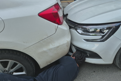 Bartın'da zincirleme kazada birbirine giren araçları zor ayırdılar