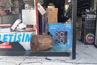 Manisa'da fren yerine gaza basınca iş yerine daldı