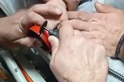 5 yaşındaki çocuğun parmağının sıkıştığı zil çanını itfaiyeciler çıkardı