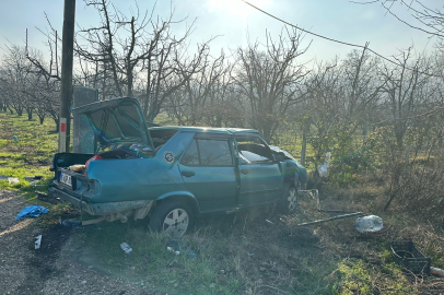 Bursa'da kontrolden çıkan otomobil direğe çarpıp tarlaya uçtu